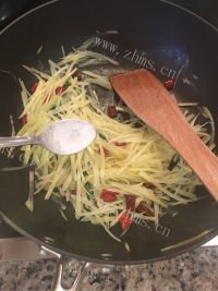 家常菜糖醋土豆丝做法图解7)