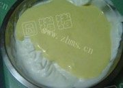 自制美味的8寸戚风蛋糕做法图解13)