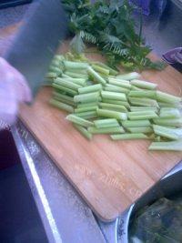 家常菜肉炒芹菜做法图解1)