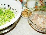 热腾腾的西芹腰果鸡丁做法图解1)