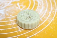 自制广式蛋黄月饼做法图解11)