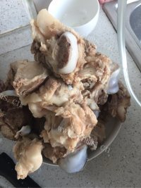 制作香喷喷的骨头煲做法图解1)