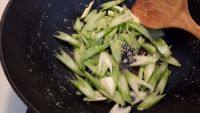 家常菜芹菜肉片做法图解8)