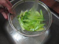 在家做的芹菜炒牛肉做法图解8)