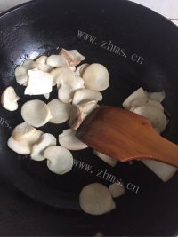 美味的鸡肉杏鲍菇披萨做法图解5)