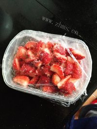 香喷喷的自制草莓酱做法图解2)