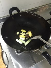 美味的猪肉炖茄子豆角土豆做法图解3)
