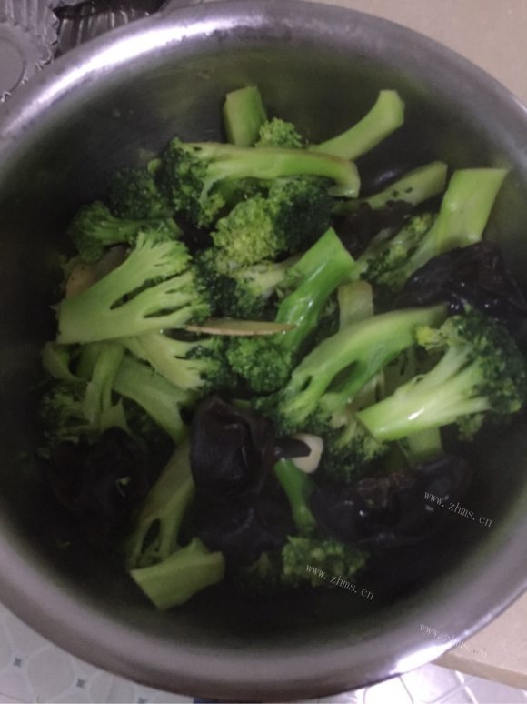 香气浓郁的西兰花炒木耳