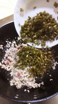 家常酸豆角炒肉末做法图解5)