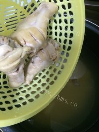 好喝的小米鸡腿粥做法图解4)