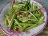 家常菜咸肉炒蒜苗