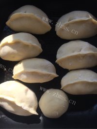 美味的发面圆白菜锅烙做法图解9)