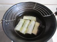 好吃的野芹菜春卷做法图解9)