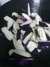 家常菜茄子炒肉做法图解1)