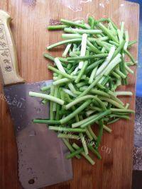 家常菜蒜薹炒腊肉做法图解1)