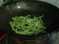 易做的腊肉炒豆角做法图解5)