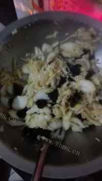 有味道的醋溜白菜木耳做法图解4)