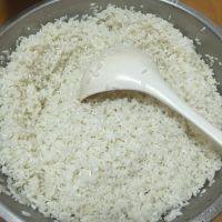 很有食欲的咸肉粽做法图解3)