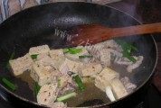 麻辣冻豆腐做法图解6)