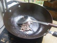 在家做的茭白炒肉做法图解5)