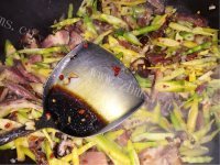 美味的石门腊肉炒箭笋做法图解11)