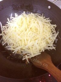 色泽鲜亮的酸辣土豆丝做法图解5)
