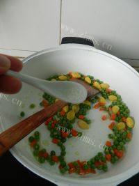 美味的白果豌豆炒鸡丁做法图解9)