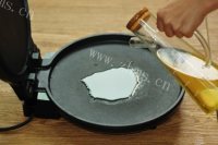自制胡萝卜鸡蛋饼做法图解3)