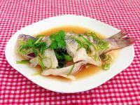 家常菜清蒸鲈鱼