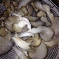 家常菜蘑菇炒青菜做法图解3)