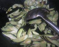 好吃的尖椒炒茄子做法图解2)