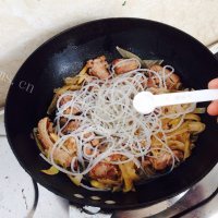 可口的酸菜排骨做法图解11)