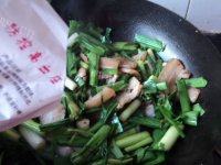 美美厨房之蒜苗回锅肉做法图解7)