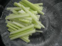 诱人的杏鲍菇炒芹菜做法图解3)