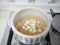 清爽的百合银耳莲子汤做法图解6)