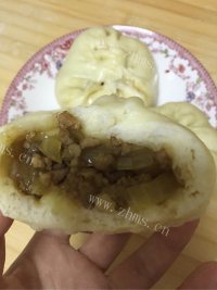 美味的猪肉洋葱包子做法图解13)