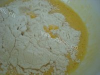 香喷喷的蛋黄小饼做法图解4)