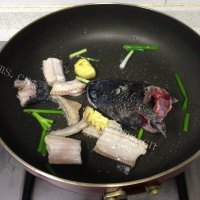家常菜麻辣水煮鱼做法图解2)