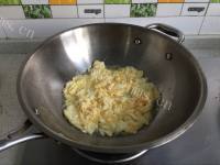 美味的鱿鱼蛋炒饭做法图解2)