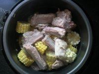 色味俱佳的玉米炖排骨做法图解3)