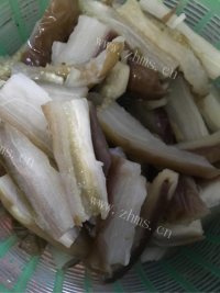 家常菜咸鱼茄子做法图解1)
