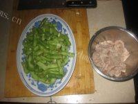 秀色可餐的肉炒扁豆做法图解1)