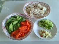 家常菜杏鲍菇黄瓜炒肉做法图解3)