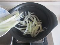 热腾腾的泡菜牛肉乌冬面做法图解3)