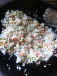 美味的鸡蛋火腿炒饭做法图解8)