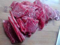 美味的孜然牛肉片做法图解1)