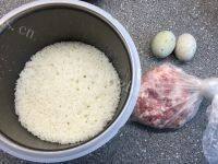 美味的皮蛋瘦肉粥做法图解1)