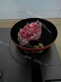 营养白菜粉丝鱼头汤做法图解1)