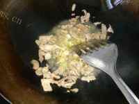 美味韭菜豆片炒肉做法图解3)