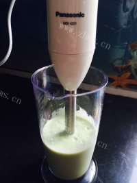 自制牛油果奶昔做法图解5)